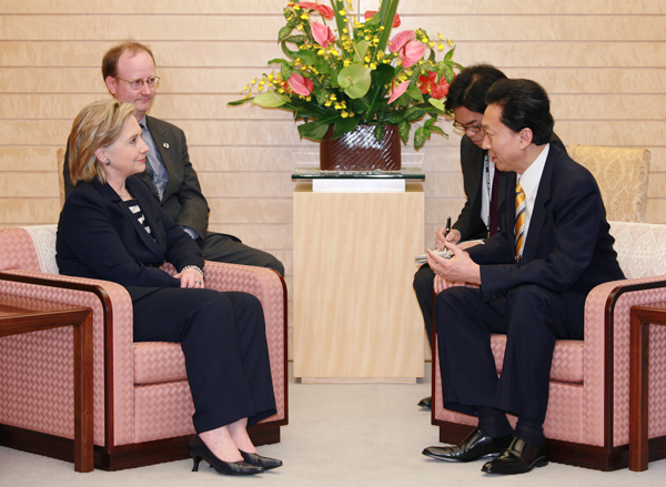 クリントン国務長官と会談する鳩山総理の写真
