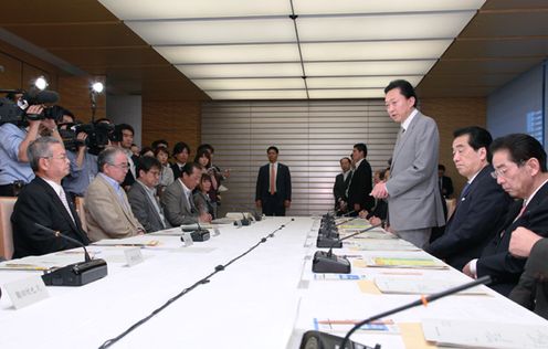 雇用戦略対話であいさつする鳩山総理の写真２