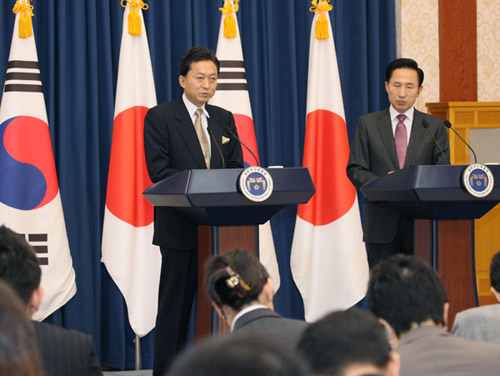 日韓首脳共同記者会見の写真