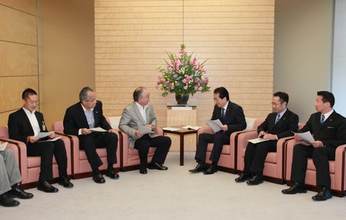 連合の古賀会長から表敬を受ける菅総理の写真２