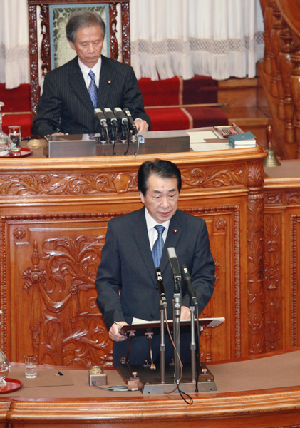 参議院本会議で所信表明演説を行う菅総理の写真１