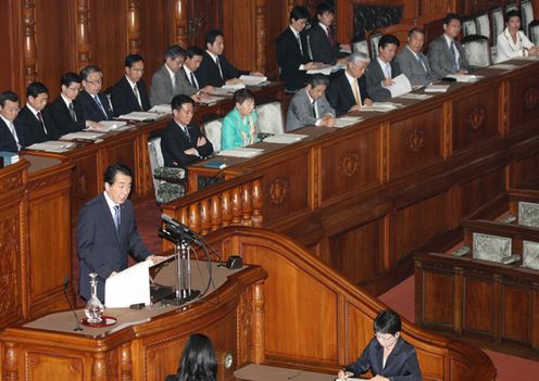 参議院本会議で所信表明演説を行う菅総理の写真２