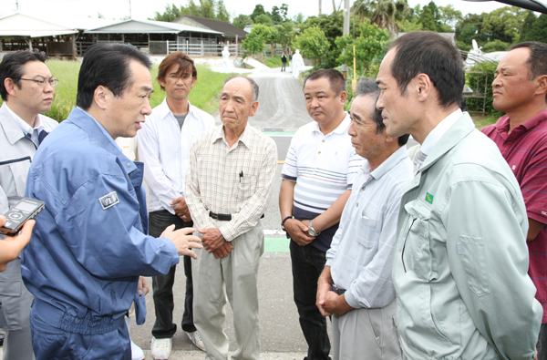畜産農家を視察する菅総理の写真