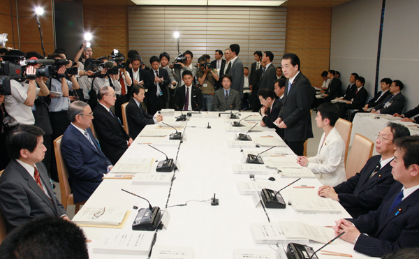 行政刷新会議であいさつする菅総理の写真１