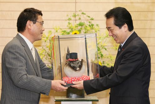 中尾下関市長からふく提灯を手渡される菅総理の写真