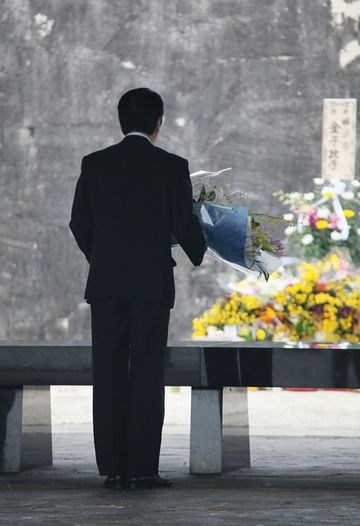 国立沖縄戦没者墓苑で献花する菅総理の写真