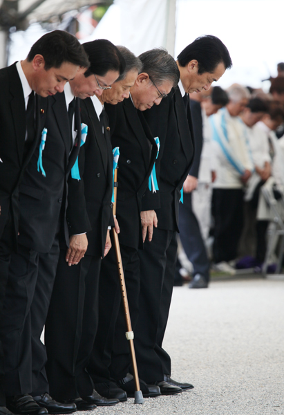 平成２２年沖縄全戦没者追悼式で黙とうする菅総理の写真