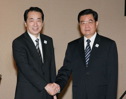 中華人民共和国の胡錦涛国家主席と握手する菅総理の写真