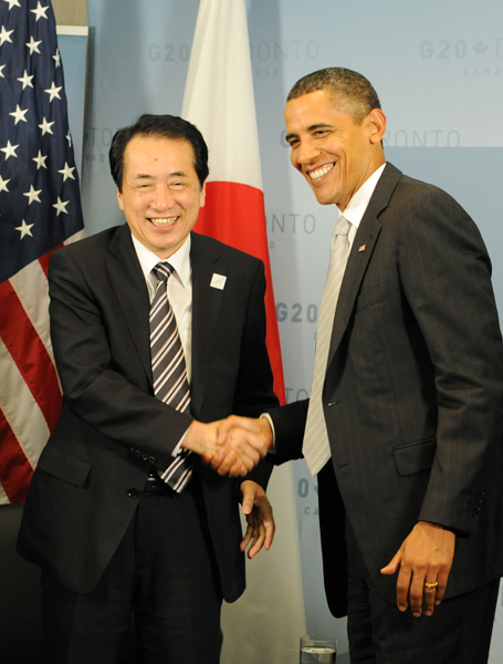 アメリカ合衆国のオバマ大統領と握手する菅総理の写真