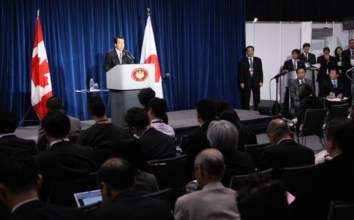 内外記者会見を行う菅総理の写真２