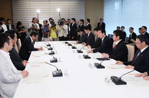 新年金制度に関する検討会で挨拶する菅総理の写真２