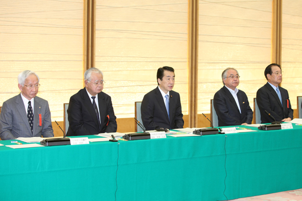 仕事と生活の調和推進官民トップ会談において挨拶する菅総理の写真