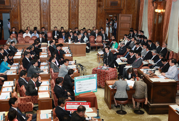 衆議院予算委員会で答弁する菅総理の写真３
