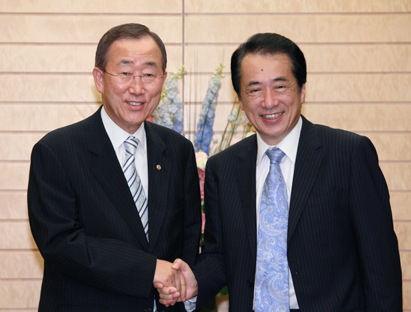 国際連合の潘基文事務総長と握手する菅総理の写真