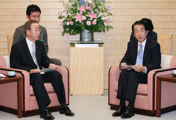 国際連合の潘基文事務総長と会談する菅総理の写真