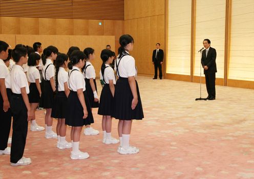 沖縄豆記者団等による表敬を受ける菅総理の写真１
