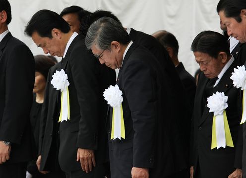 平和祈念式典で黙とうする菅総理の写真