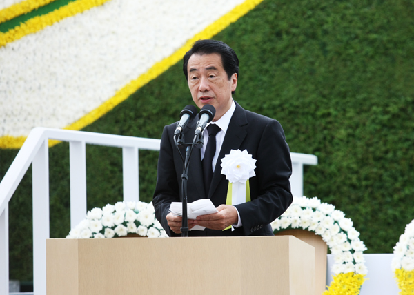 平和祈念式典であいさつをする菅総理の写真１