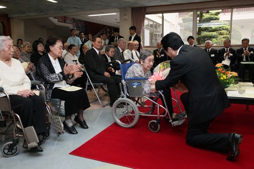 「恵の丘長崎原爆養護ホーム」を慰問する菅総理の写真３