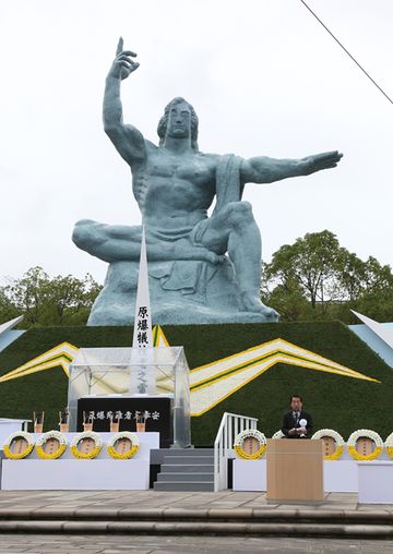 平和祈念式典であいさつをする菅総理の写真２