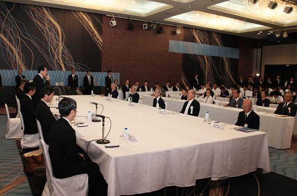 被爆者団体から要望を聞く会に出席する菅総理の写真