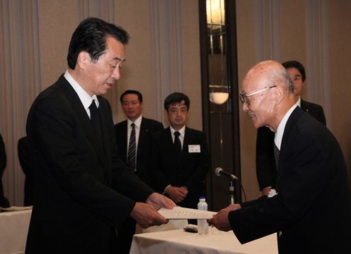 被爆者団体の代表から要望書を受け取る菅総理の写真