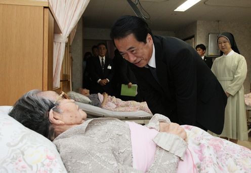 「恵の丘長崎原爆養護ホーム」を慰問する菅総理の写真２