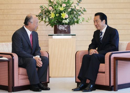 ＩＡＥＡの天野事務局長と会談する菅総理の写真