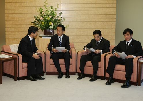 江利川毅人事院総裁から勧告について説明を受ける菅総理の写真