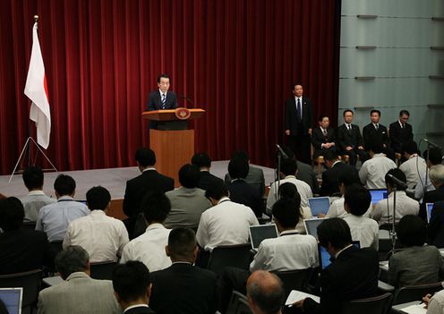 記者会見を行う菅総理の写真３