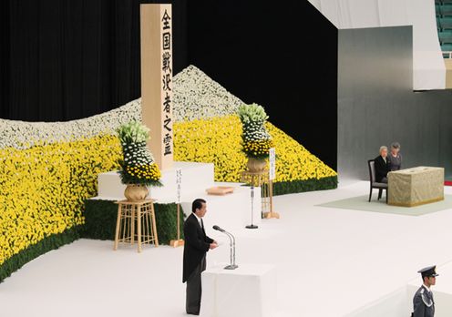 全国戦没者追悼式で式辞を述べる菅総理の写真