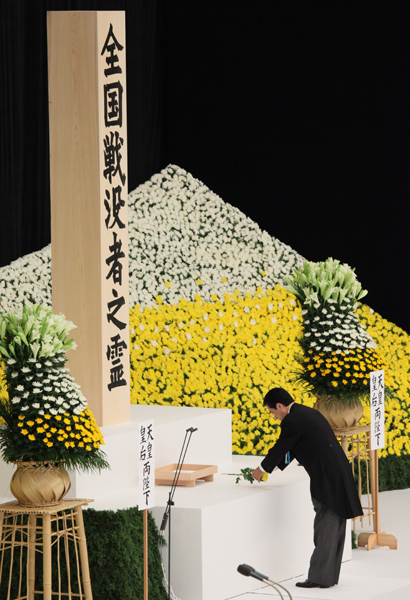 全国戦没者追悼式で献花する菅総理の写真