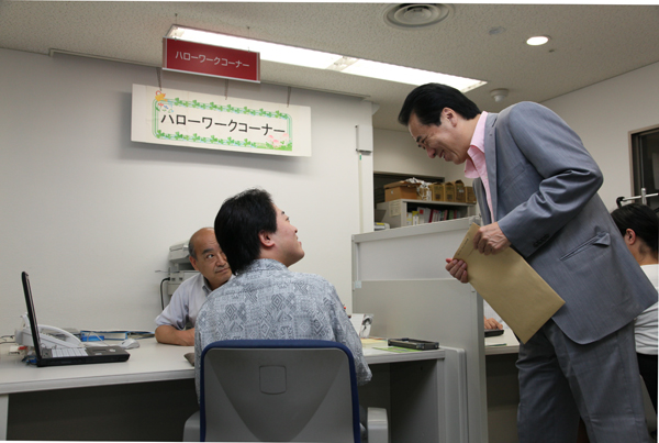  京都ジョブパーク・ハローワークコーナーで利用者と話す菅総理の写真