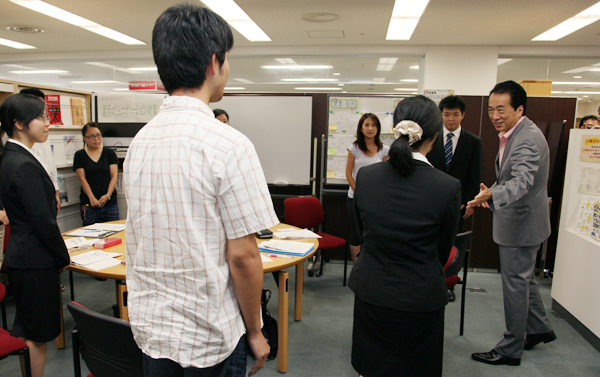 京都ジョブパーク・新卒者向けセミナーで利用者と懇談する菅総理の写真