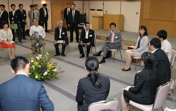 京都ジョブパーク・利用者、職員との座談会に臨む菅総理の写真