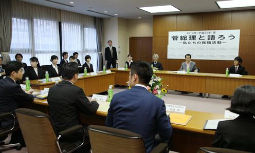 京都外国語大学で新卒予定者、職員との座談会に臨む菅総理の写真１