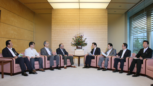現在の経済状況に関して連合と懇談する菅総理の写真