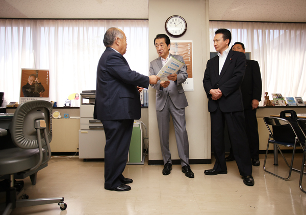 姫路更生保護活動サポートセンターを視察する菅総理の写真