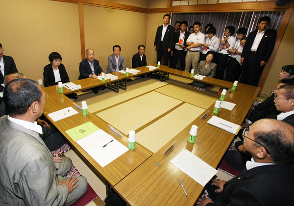 姫路更生保護活動サポートセンター関係者と意見交換する菅総理の写真
