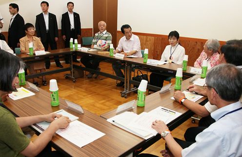 南芦屋浜シルバーハウジングＬＳＡ関係者との座談会に参加する菅総理の写真
