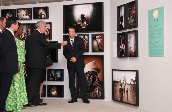 エイズ治療写真展を視察する菅総理の写真
