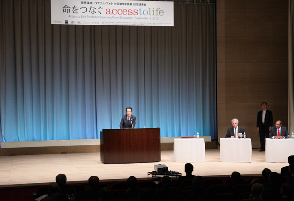 エイズ治療写真展・記念講演会であいさつする菅総理の写真１