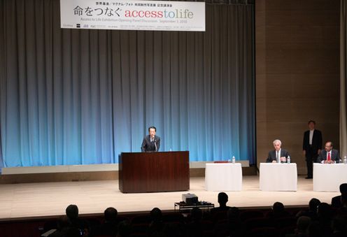 エイズ治療写真展・記念講演会であいさつする菅総理の写真１