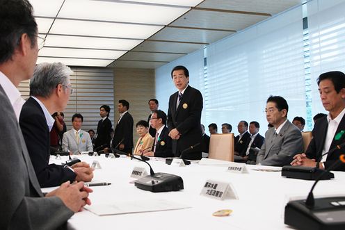 自殺総合対策会議であいさつする菅総理の写真２