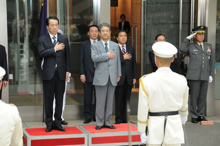 自衛隊高級幹部会同で栄誉礼を受ける菅総理の写真１