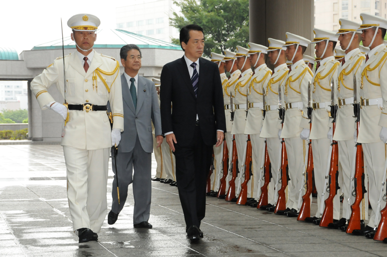 自衛隊高級幹部会同で栄誉礼を受ける菅総理の写真２