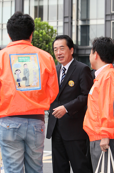 自殺予防週間キャンペーンを視察する菅総理の写真２
