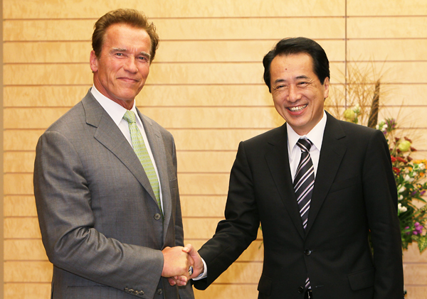 シュワルツェネッガー米カリフォルニア州知事と握手する菅総理の写真