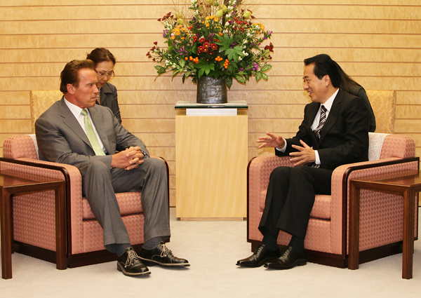 シュワルツェネッガー米カリフォルニア州知事と会談する菅総理の写真