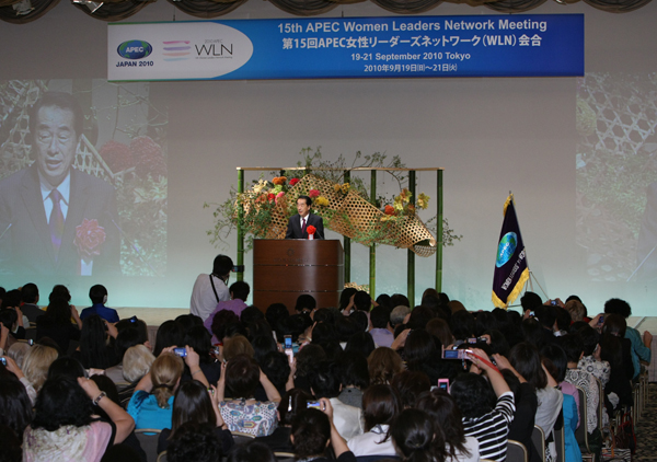 ＡＰＥＣ女性リーダーズネットワーク会合であいさつする菅総理の写真２